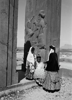 زنان با لباس محلی در تخت جمشید - سال 1338